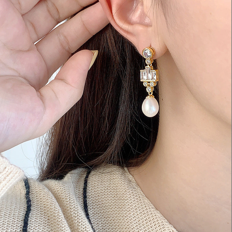 Light Luxury Royal Style Pearl Dangle Earrings