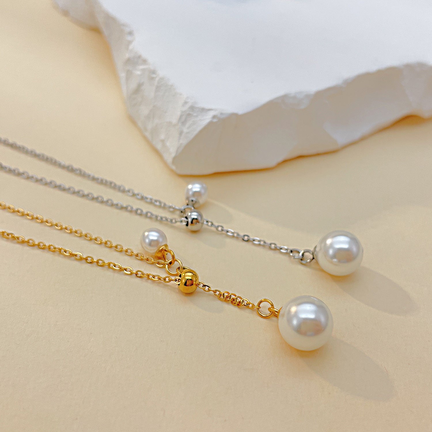Pulling Pearl Drop Pendant Necklace