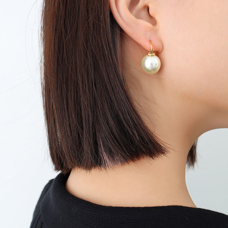 Minimalistic Pearl Dangle Earrings