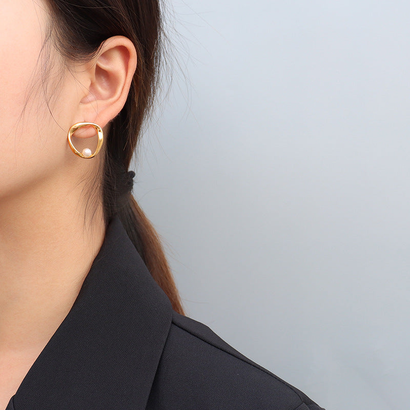 Simple Geometric Circle Earring With Pearl