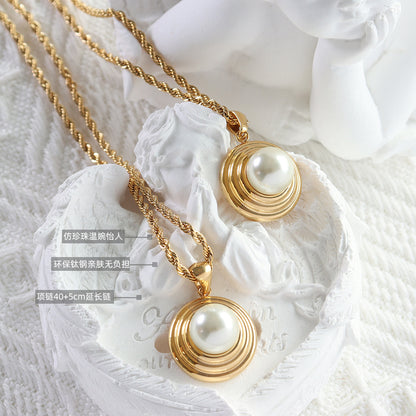 Screw Thread Tapered Pearl Pendant Necklace