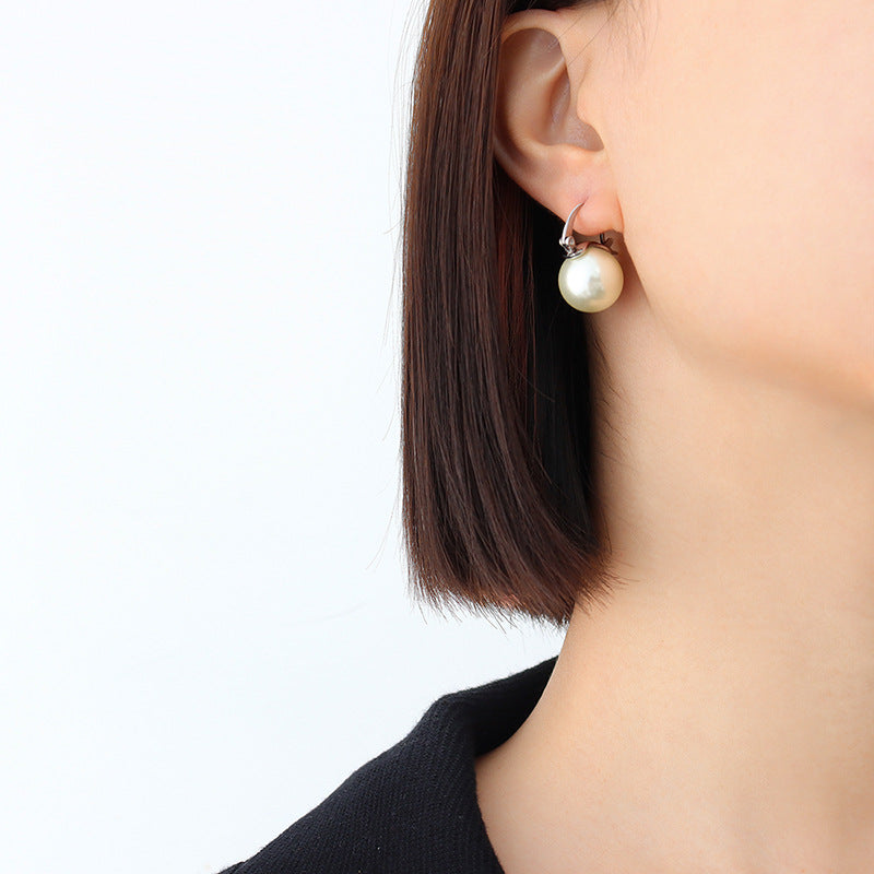 Minimalistic Pearl Dangle Earrings