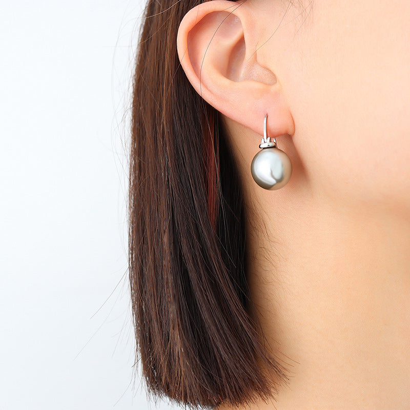 Minimalistic Pearl Dangle Earrings