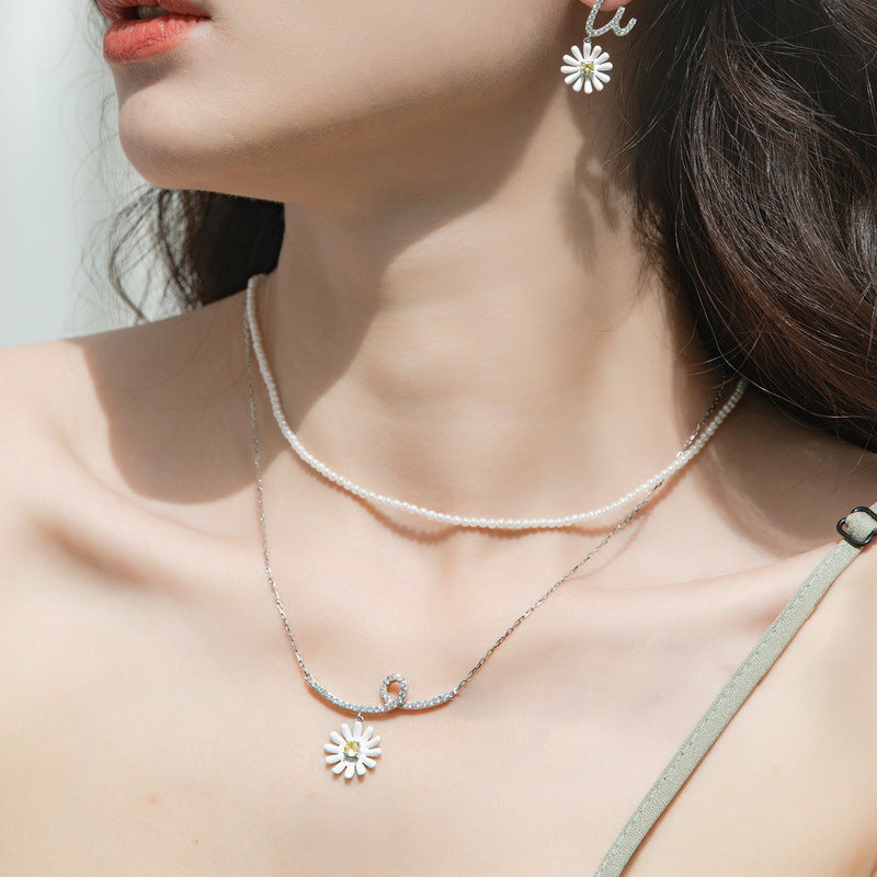 Pearl Chain And Daisy Necklace