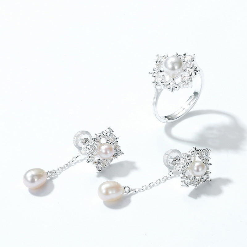 Elegant Snowflake Pearl Ring